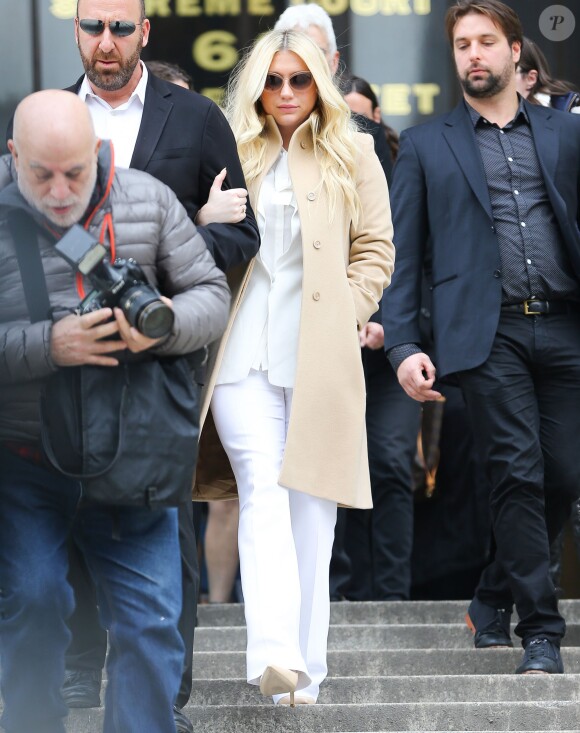 La chanteuse Kesha quitte la court de New York après son audition dans l'affaire qui l'oppose à son ex-producteur, Dr Luke le 19 février 2016.