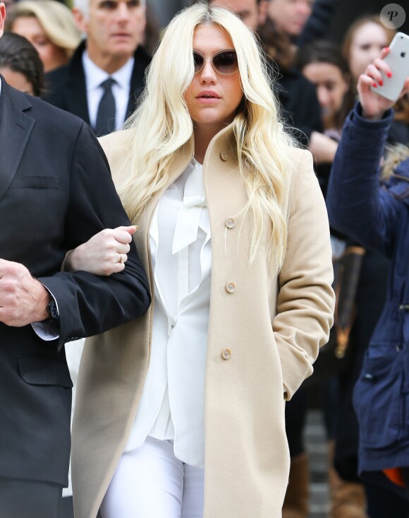 La chanteuse Kesha quitte la court de New York après son audition dans l'affaire qui l'oppose à son ex-producteur, Dr Luke le 19 février 2016.