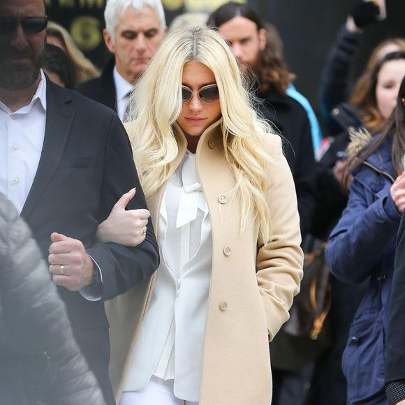 La chanteuse Kesha quitte la court de New York après son audition dans l'affaire qui l'oppose à son ex-producteur, Dr Luke le 19 février 2016.