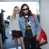 Kesha et son compagnon Brad Ashenfelter arrivent à l'aéroport de Los Angeles le 18 février 2016.