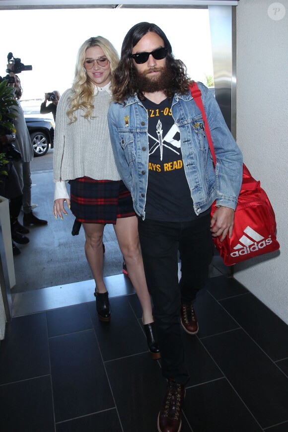 Kesha et son compagnon Brad Ashenfelter arrivent à l'aéroport de Los Angeles le 18 février 2016.