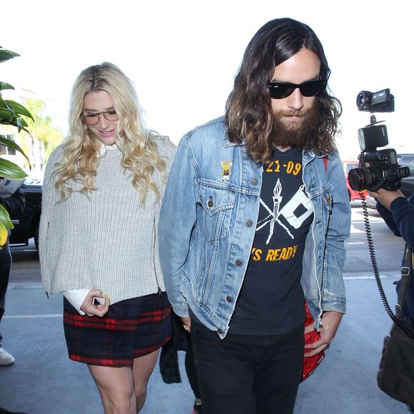 Kesha et son compagnon Brad Ashenfelter arrivent à l'aéroport de Los Angeles le 18 février 2016.