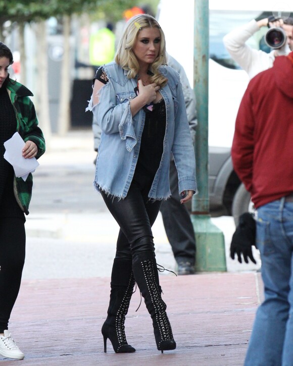 Kesha fait une apparition sur le tournage de "Bad Moms" à La Nouvelle-Orléans le 12 janvier 2016.