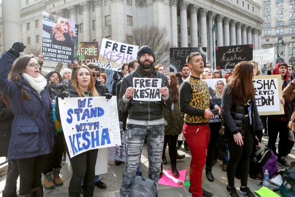 Des fans de Kesha sont venus la soutenir devant son hotel pour la réconforter après son audience au tribunal de New York, le 19 février 2016