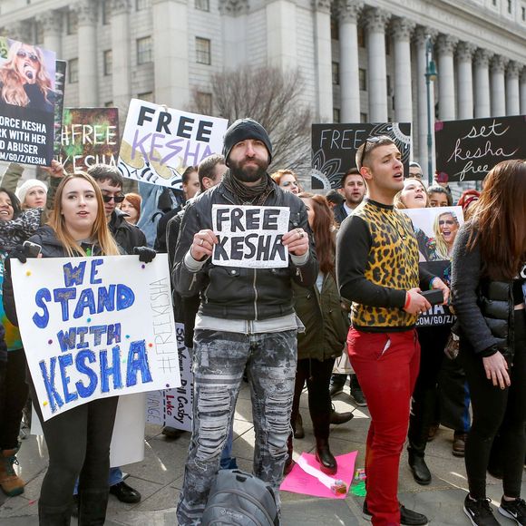 Des fans de Kesha sont venus la soutenir devant son hotel pour la réconforter après son audience au tribunal de New York, le 19 février 2016