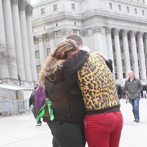 Des fans de Kesha en larmes après que leur idole Kesha ait perdu son procès contre son producteur Dr. Luke et sa maison de disques Sony lors d'une audience au tribunal de New York, le 19 février 2016