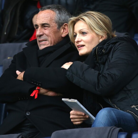 Thierry Ardisson et sa femme Audrey Crespo-Mara assistent au match opposant PSG à Reims, lors de la 27e journée de Ligue 1 au Parc des Princes à Paris, le 20 février