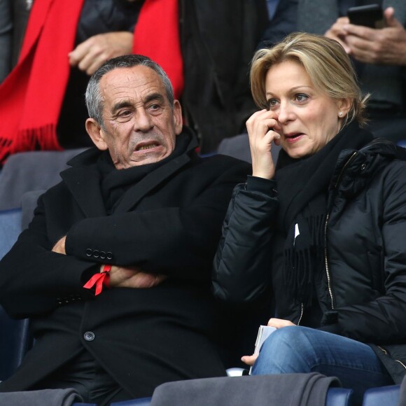 Thierry Ardisson et sa femme Audrey Crespo-Mara assistent au match opposant PSG à Reims, lors de la 27e journée de Ligue 1 au Parc des Princes à Paris, le 20 février