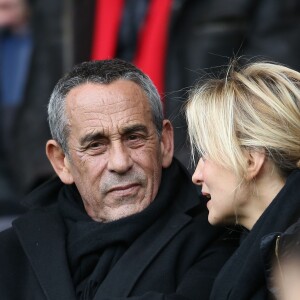 Thierry Ardisson et sa femme Audrey Crespo-Mara assistent au match opposant PSG à Reims, lors de la 27e journée de Ligue 1 au Parc des Princes à Paris, le 20 février