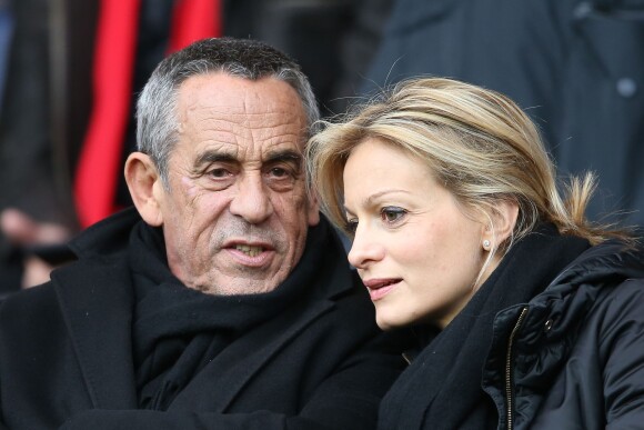 Thierry Ardisson et sa femme Audrey Crespo-Mara assistent au match opposant PSG à Reims, lors de la 27e journée de Ligue 1 au Parc des Princes à Paris, le 20 février