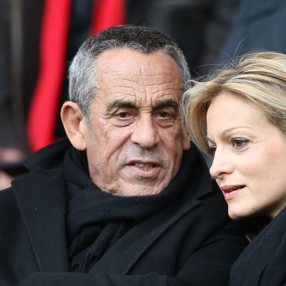 Thierry Ardisson et sa femme Audrey Crespo-Mara assistent au match opposant PSG à Reims, lors de la 27e journée de Ligue 1 au Parc des Princes à Paris, le 20 février