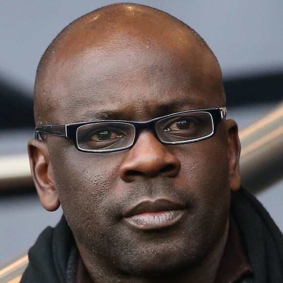 Lilian Thuram assiste au match opposant PSG à Reims, lors de la 27e journée de Ligue 1 au Parc des Princes à Paris, le 20 février
