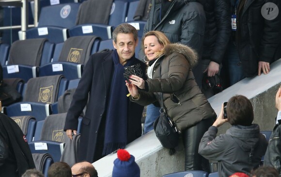 Nicolas Sarkozy rencontre une fan, au match opposant PSG à Reims, lors de la 27e journée de Ligue 1 au Parc des Princes à Paris, le 20 février 2016.
