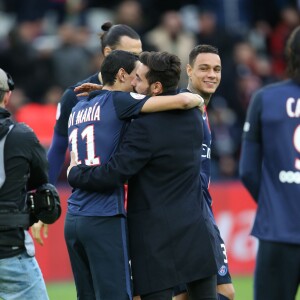 Ezequiel Lavezzi ovationné par les supporters du PSG pour son départ avant le match de Ligue 1 PSG - Reims lors de la 27ème journée au Parc des Princes à Paris, le 20 février 2016. Alors que son transfert au club chinois Hebei China Fortune a été officialisé ce vendredi, Ezequiel Lavezzi a reçu un bel hommage avant PSG - Reims. Le milieu offensif argentin, en baskets blanches, s'est d'abord vu remettre un trophée. Il a ensuite été porté en triomphe par ses désormais ex-coéquipiers au niveau du rond central, avant de donner le coup d'envoi fictif de la rencontre. © Cyril Moreau/Bestimage