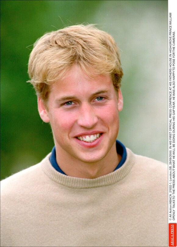 Le prince William en septembre 2000 à Highgrove House face aux médias à l'entame de son année sabbatique après avoir quitté l'Eton College.