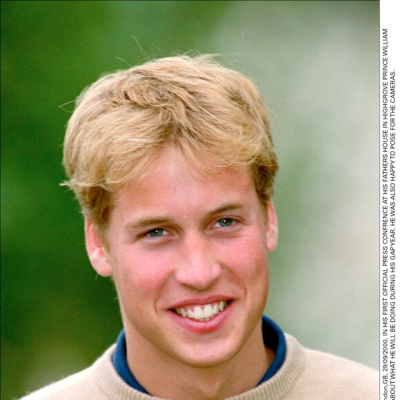 Le prince William en septembre 2000 à Highgrove House face aux médias à l'entame de son année sabbatique après avoir quitté l'Eton College.