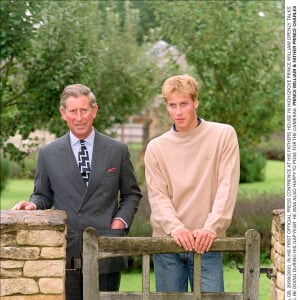 Le prince William avec son père le prince Charles en septembre 2000 à Highgrove House face aux médias à l'entame de son année sabbatique après avoir quitté l'Eton College.