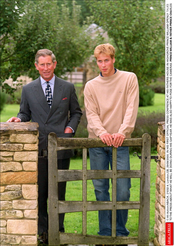 Le prince William avec son père le prince Charles en septembre 2000 à Highgrove House face aux médias à l'entame de son année sabbatique après avoir quitté l'Eton College.