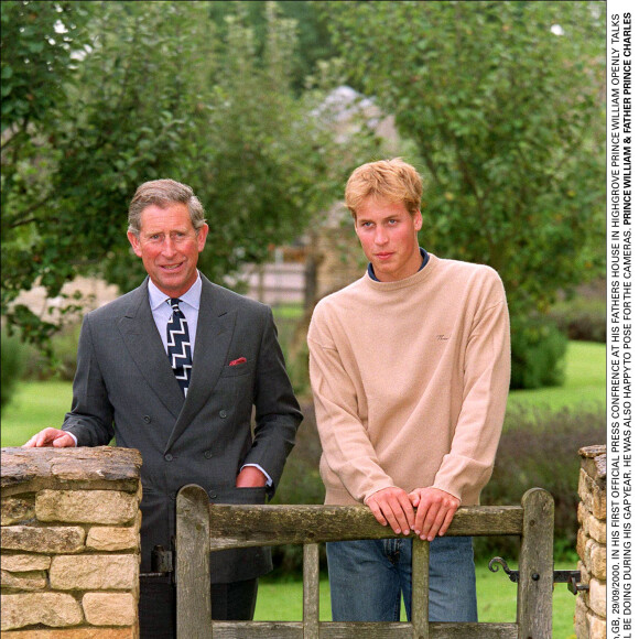 Le prince William avec son père le prince Charles en septembre 2000 à Highgrove House face aux médias à l'entame de son année sabbatique après avoir quitté l'Eton College.