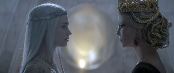 Emily Blunt et Charlize Theron dans Le Chasseur et la Reine des Glaces.
