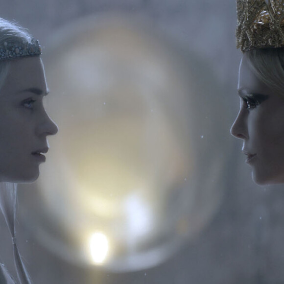 Emily Blunt et Charlize Theron dans Le Chasseur et la Reine des Glaces.