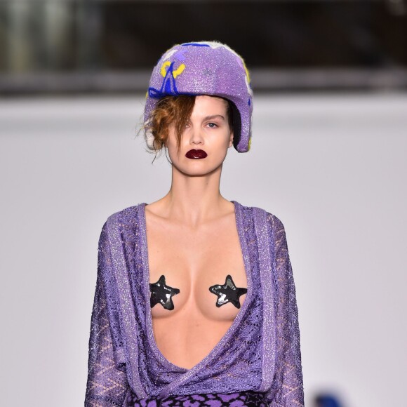 Georgia May Jagger défile pour Sibling (collection automne-hiver 2016) au BFC Show Space à Londres. Le 20 février 2016.