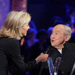 Exclusif - Claire Chazal remet la Victoire d'Honneur au pianiste Menahem Pressler, lors de la 23e cérémonie des Victoires de la Musique classique, à la Halle aux Grains, à Toulouse le 24 février 2016. © Patrick Bernard/Quentin Salinier