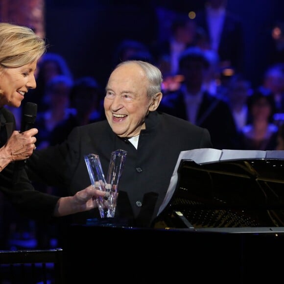 Exclusif - Claire Chazal remet la Victoire d'Honneur au pianiste Menahem Pressler, lors de la 23e cérémonie des Victoires de la Musique classique, à la Halle aux Grains, à Toulouse le 24 février 2016. © Patrick Bernard/Quentin Salinier