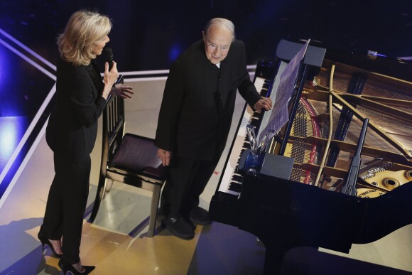 Exclusif - Le pianiste de 92 ans Menahem Pressler reçoit sa victoire d'honneur de Claire Chazal, lors de la 23e cérémonie des Victoires de la Musique classique, à la Halle aux Grains, à Toulouse le 24 février 2016. © Patrick Bernard/Quentin Salinier