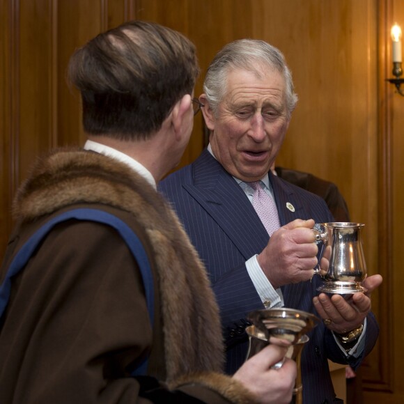 Le prince charles assiste à une cérémonie au Brewers' Hall à Londres, durant laquelle il est devenu membre de la compagnie Brewers le 25 février 2016
