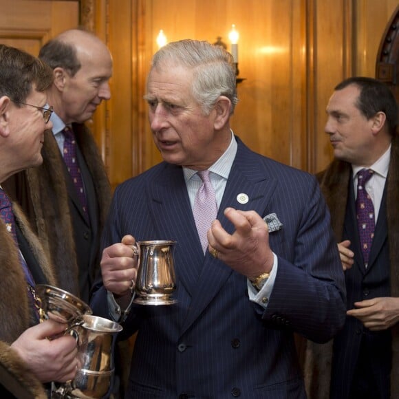 Le prince charles assiste à une cérémonie au Brewers' Hall à Londres, durant laquelle il est devenu membre de la compagnie Brewers le 25 février 2016