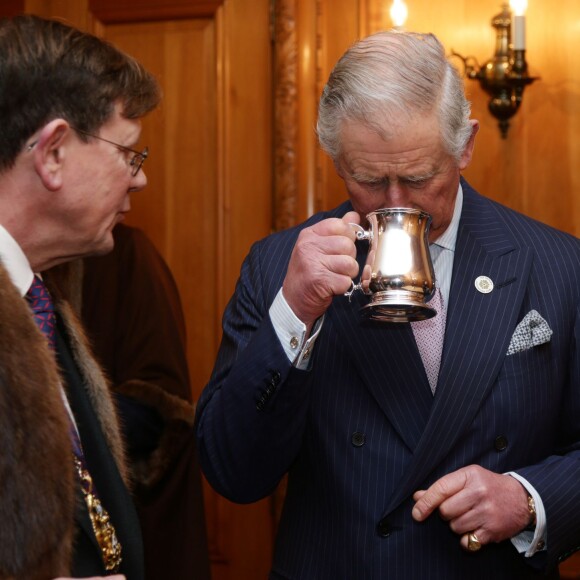 Le prince charles assiste à une cérémonie au Brewers' Hall à Londres, durant laquelle il est devenu membre de la compagnie Brewers le 25 février 2016