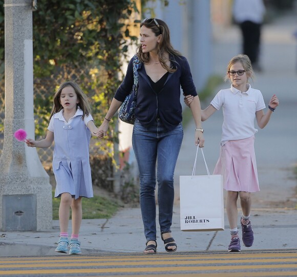 Jennifer Garner se promène avec ses filles Violet et Seraphina dans les rues de Santa Monica. Le 11 février 2016