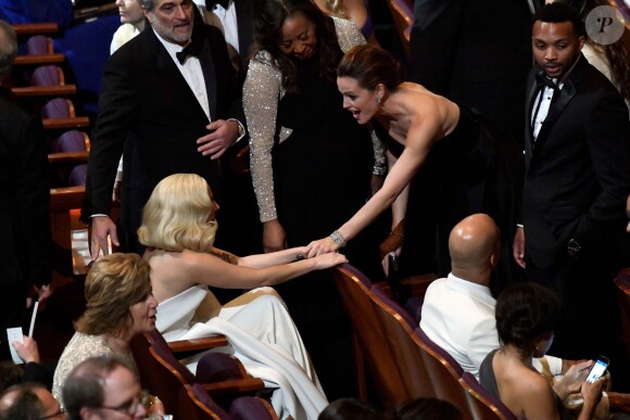 Jennifer Garner félicitant Lady Gaga pour sa performance - 88e cérémonie des Oscars au Dolby Theatre à Hollywood. Le 28 février 2016