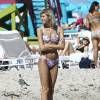 Mannequin "off duty" : Devon Windsor profite d'une journée ensoleillée avec des amis sur la plage de Miami, le 27 février 2016.