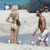 Devon Windsor, craquante en bikini, profite d'une journée ensoleillée avec des amis sur la plage de Miami, le 27 février 2016.
