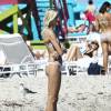 Le top model Devon Windsor profite d'une journée ensoleillée avec des amis sur la plage de Miami, le 27 février 2016.
