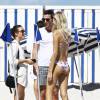 Le top model Devon Windsor profite d'une journée ensoleillée avec des amis sur la plage de Miami, le 27 février 2016.