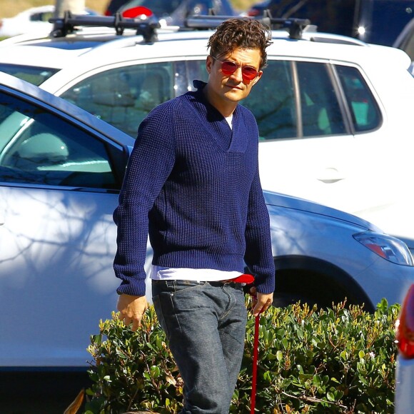 Exclusif - Orlando Bloom promène son chien dans les rues de Malibu, le 12 février 2016