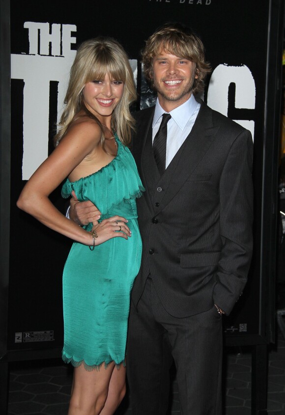 Eric Christian Olsen, Sarah Wright à la première du film The Thing en Californie, le 10 octobre 2011