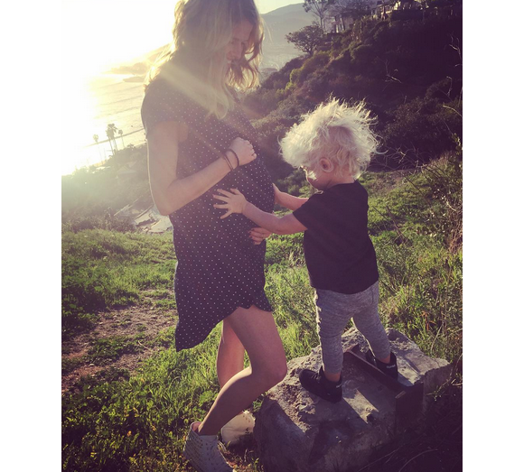 Sarah Wright enceinte de son deuxième enfant. Son mari Eric Christian Olsen a publié une photo sur sa page Instagram pour annoncer la bonne nouvelle, le 27 février 2016.