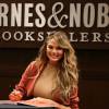 Chrissy Teigen en séance de dédicaces pour son livre "Cravings: Recipes For All The Food You Want To Eat" à la librairie Barnes & Noble au The Grove. Los Angeles, le 23 février 2016.