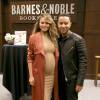 Chrissy Teigen et John Legend à la librairie Barnes & Noble au The Grove. Los Angeles, le 23 février 2016.