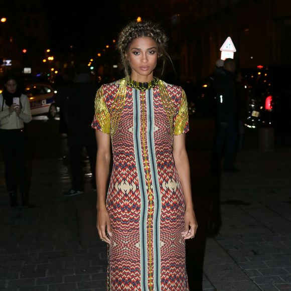 Ciara arrive à la Bourse de commerce pour assister au défilé H&M Studio. Paris, le 2 mars 2016.