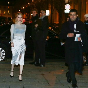 Emma Roberts arrive à la Bourse de commerce pour assister au défilé H&M Studio. Paris, le 2 mars 2016.