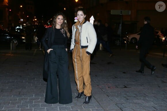 Miroslava Duma et Sofia Sanchez de Betak arrivent à la Bourse de commerce pour assister au défilé H&M Studio. Paris, le 2 mars 2016.