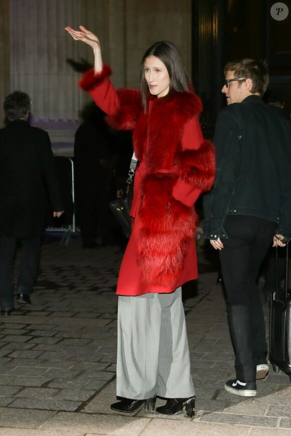 Le mannequin Anna Cleveland arrive à la Bourse de commerce pour assister au défilé H&M Studio. Paris, le 2 mars 2016.