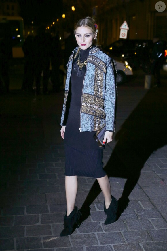 Olivia Palermo arrive à la Bourse de commerce pour assister au défilé H&M Studio. Paris, le 2 mars 2016.
