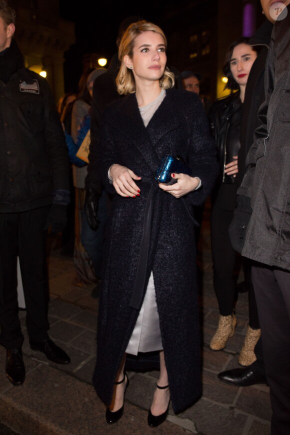 Emma Roberts quitte la Bourse de commerce à l'issue du défilé H&M Studio. Paris, le 2 mars 2016.