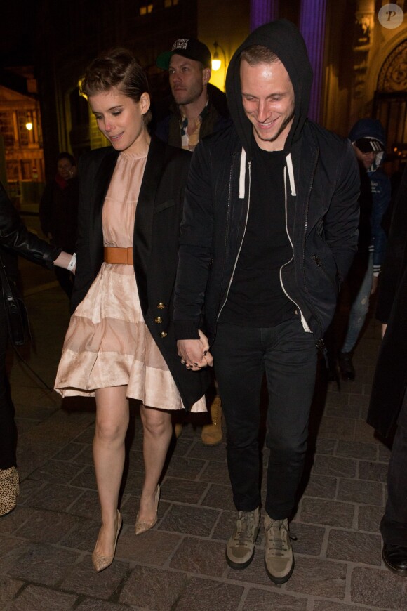 Kate Mara et son compagnon Jamie Bell quittent la Bourse de commerce à l'issue du défilé H&M Studio. Paris, le 2 mars 2016.